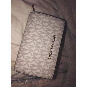 New Michael Khors White & Gold Wallet